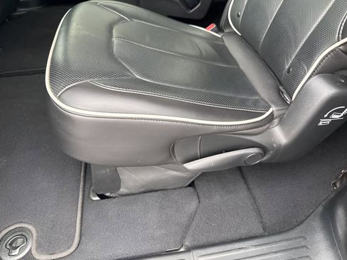 Used 2025 Chrysler Pacifica Limited image 29