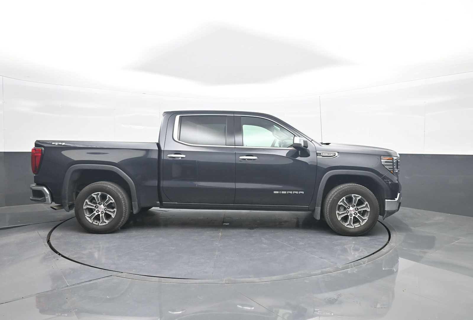 Used 2026 GMC Sierra 1500 SLT AWD/4WD image 9