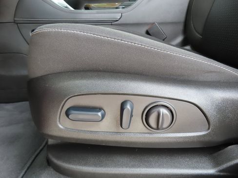 Used 2023 GMC Acadia SLE w/ Driver Convenience Package image 7