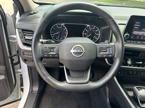 Used 2025 Nissan Rogue SV FWD image 17