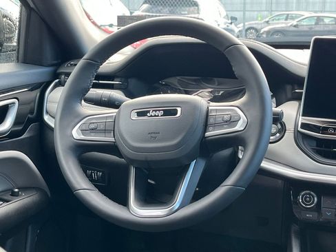 Used 2025 Jeep Compass Limited image 28