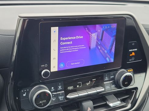 Certified 2024 Toyota Highlander XLE image 29