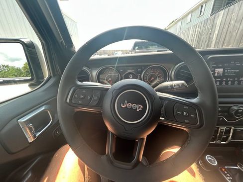 Used 2023 Jeep Gladiator Sport AWD/4WD image 18