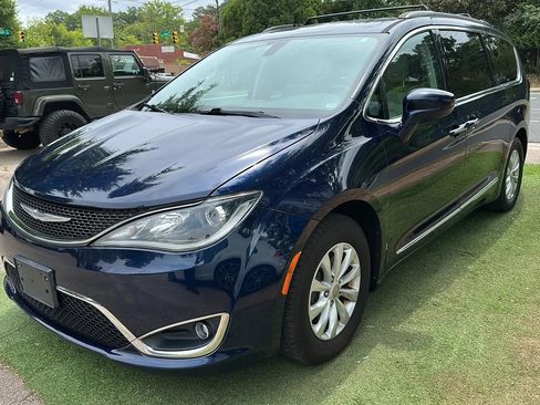 Used 2017 Chrysler Pacifica Touring-L FWD image 3