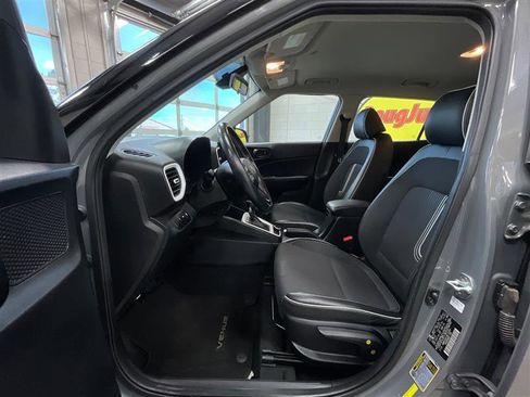 Used 2022 Hyundai Venue Limited FWD image 11