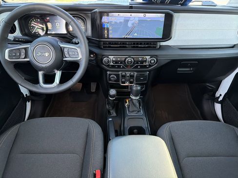 Used 2025 Jeep Wrangler Unlimited Sahara image 2