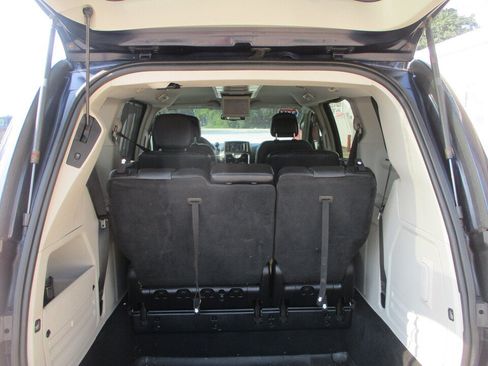 Used 2014 Chrysler Town & Country Touring FWD image 6
