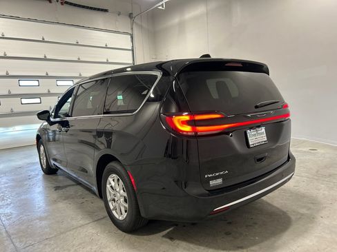 New 2027 Chrysler Pacifica Select FWD image 8