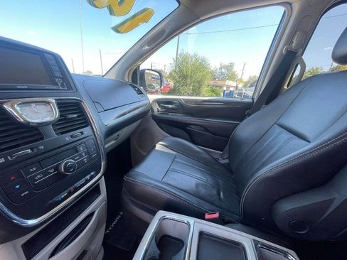 Used 2014 Chrysler Town & Country Touring image 16