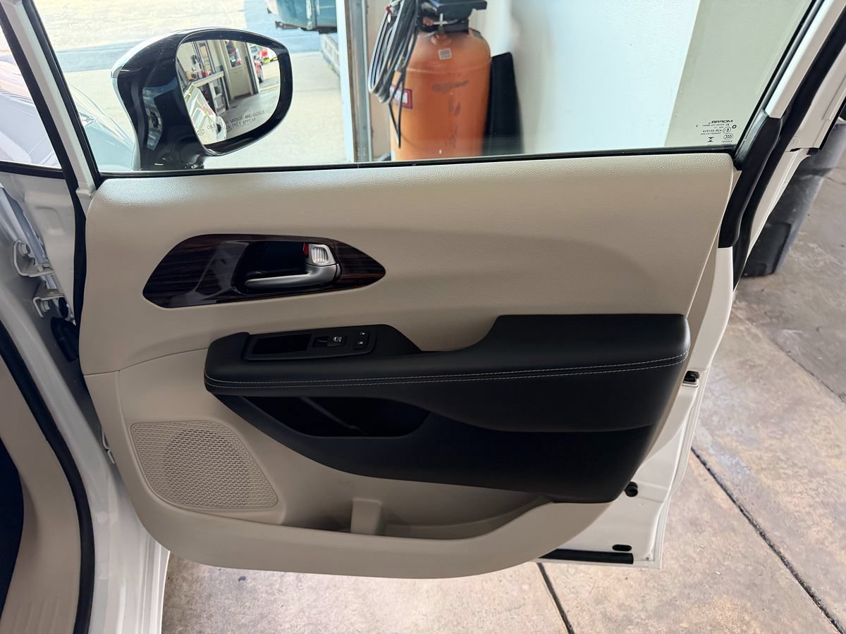 Used 2023 Chrysler Pacifica Limited FWD image 27