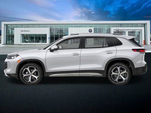 New 2025 Volkswagen Tiguan SE image 3