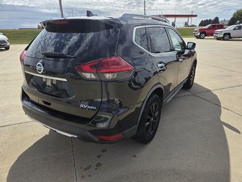 Used 2017 Nissan Rogue SV image 3