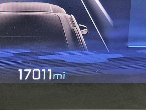Used 2025 Chevrolet Traverse Z71 AWD/4WD image 2