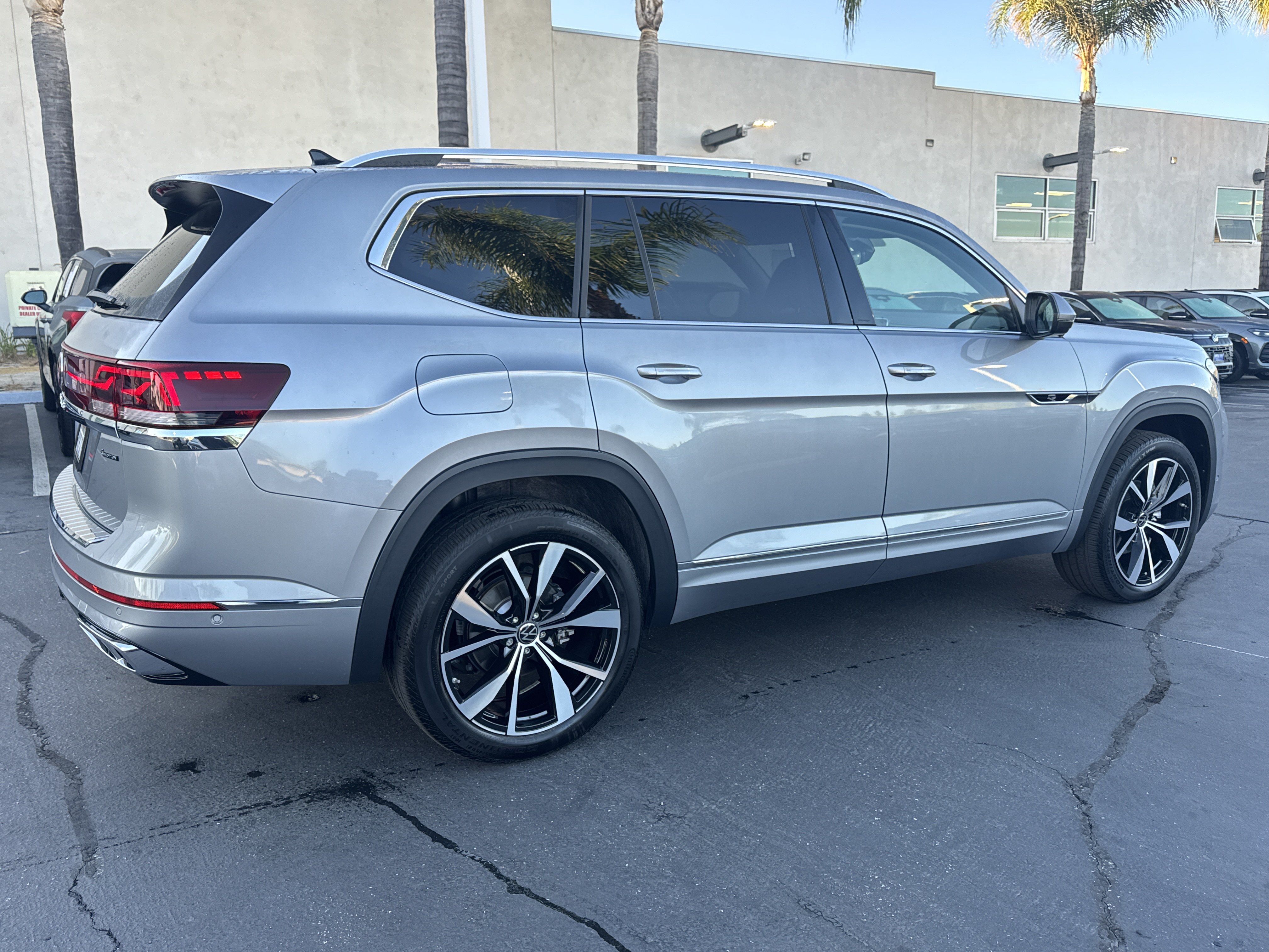 Used 2025 Volkswagen Atlas SEL Premium R-Line AWD/4WD image 9