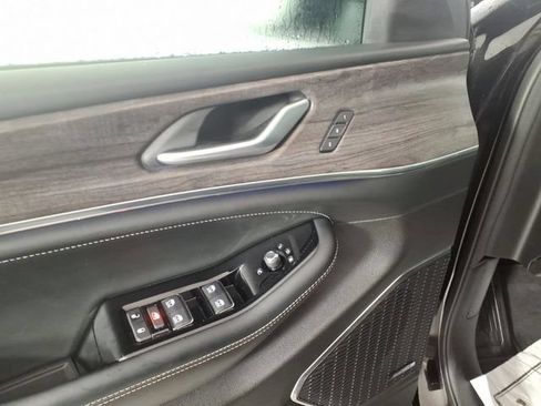 Used 2023 Jeep Grand Cherokee Overland AWD/4WD image 13