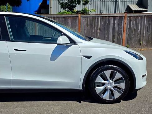 Used 2023 Tesla Model Y Long Range AWD/4WD image 12