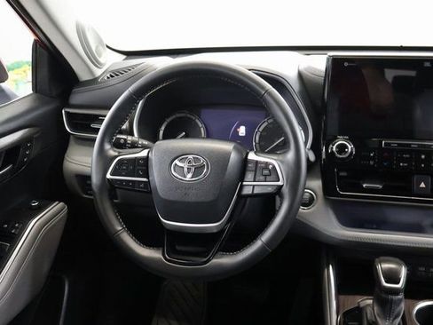 Used 2022 Toyota Highlander Limited FWD image 15