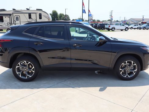 Used 2024 Chevrolet Trax LT w/ Driver Confidence Package FWD image 4