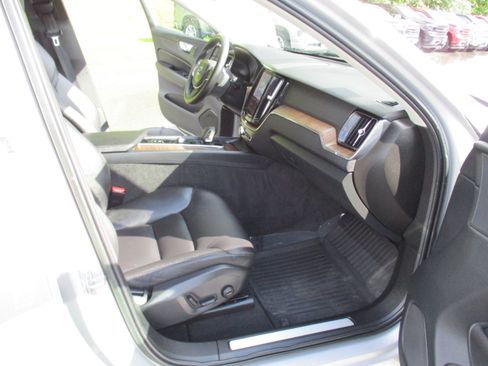 Certified 2022 Volvo XC60 B5 Momentum w/ Climate Package AWD/4WD image 16