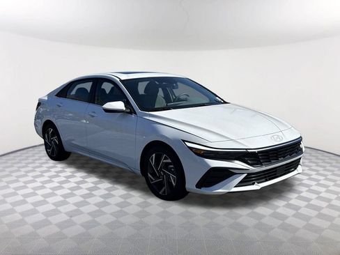 New 2025 Hyundai Elantra SEL FWD image 3