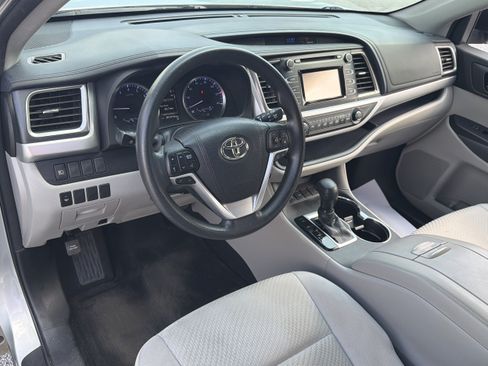 Used 2018 Toyota Highlander LE FWD image 2