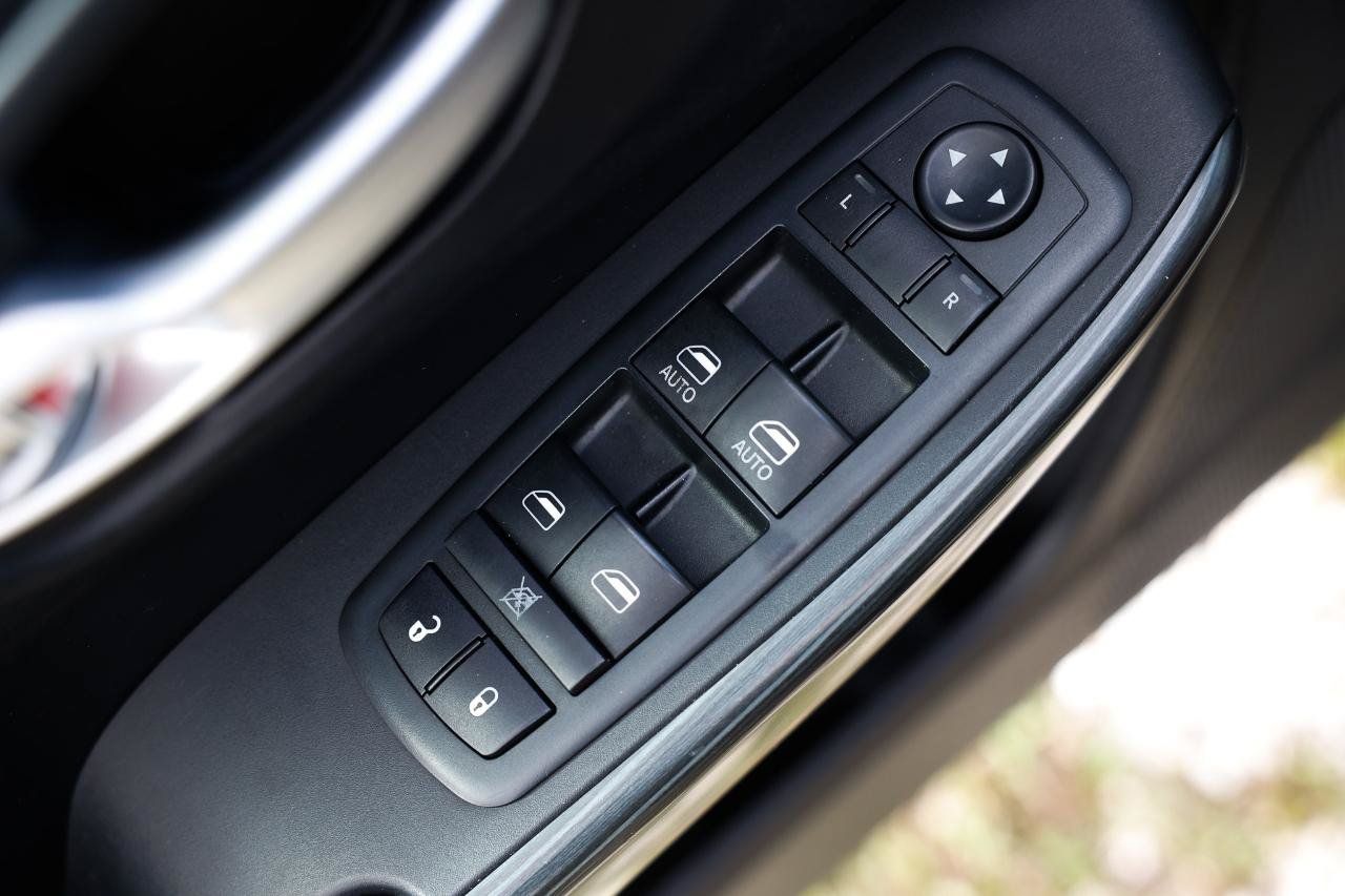 Used 2016 Jeep Cherokee Limited FWD image 39