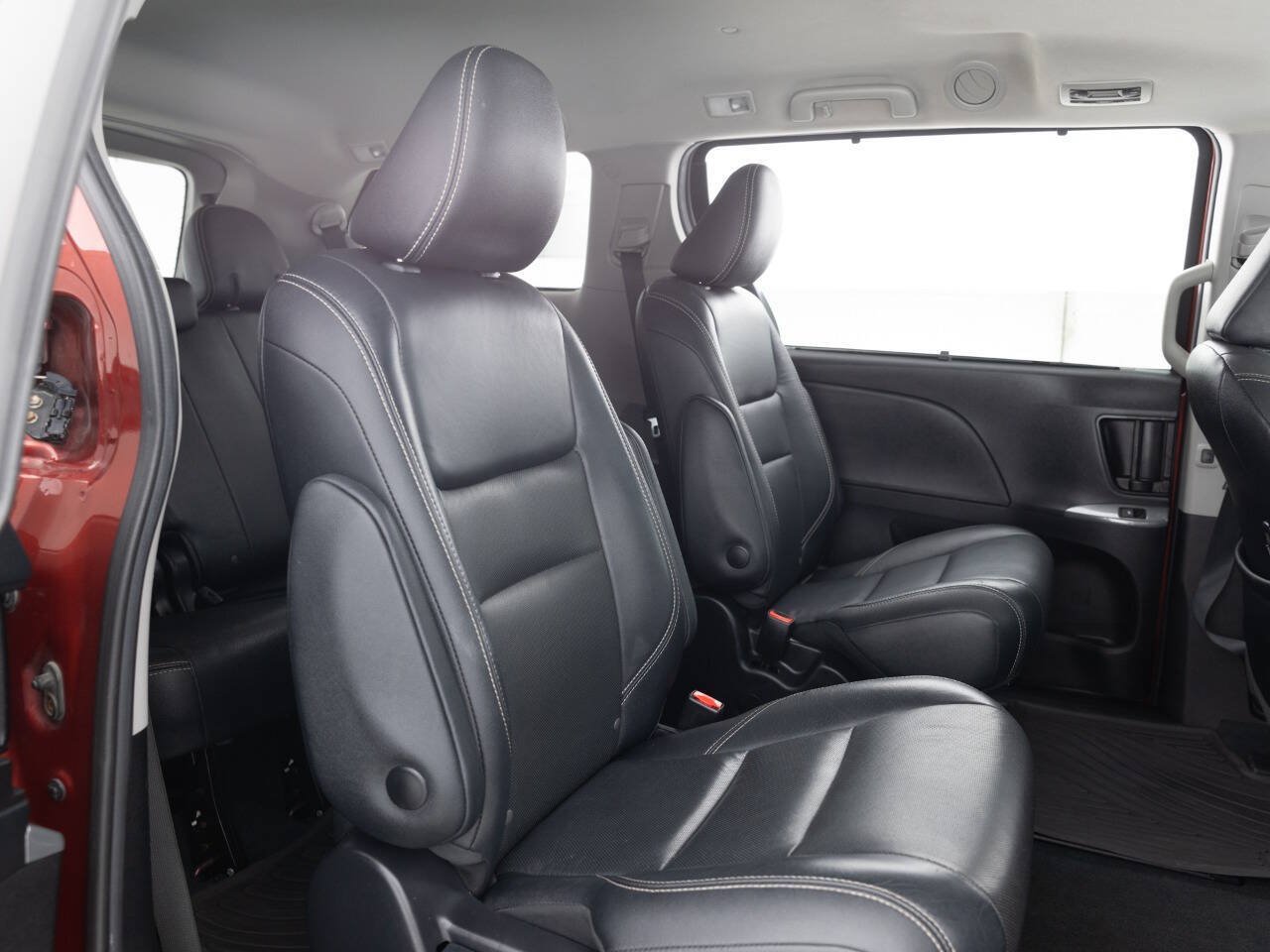 Used 2020 Toyota Sienna SE w/ Nightshade Edition AWD/4WD image 25