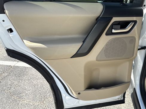 Used 2013 Land Rover LR2 image 21