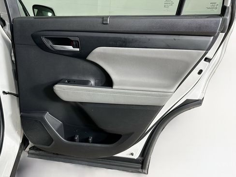 Used 2023 Toyota Highlander XLE image 32