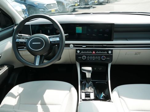 Certified 2025 Hyundai Tucson SE image 10