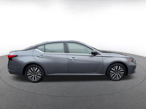 Used 2025 Nissan Altima 2.5 SV FWD image 16