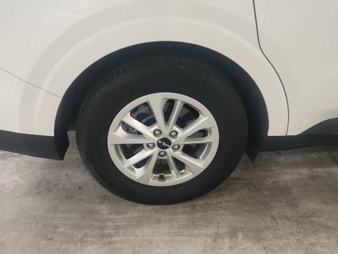 Used 2024 Kia Carnival LX image 13