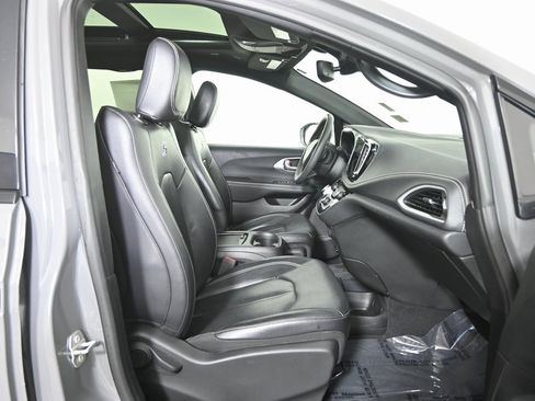 Used 2022 Chrysler Pacifica Touring-L w/ S Appearance Package image 13