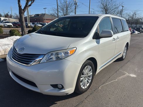 Used 2017 Toyota Sienna XLE w/ XLE Navigation Package image 3
