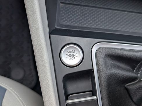 Used 2025 Volkswagen Jetta SE w/ Sunroof Package FWD image 33