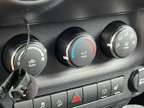 Used 2015 Jeep Wrangler Unlimited Rubicon AWD/4WD image 23