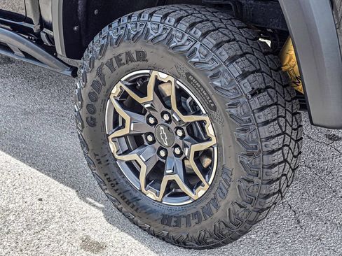 Used 2024 Chevrolet Colorado ZR2 w/ ZR2 Convenience Package III AWD/4WD image 12