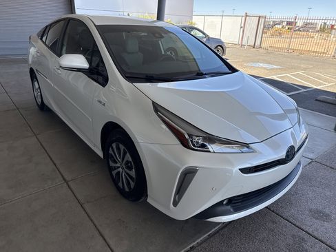 Used 2020 Toyota Prius LE w/ Carpet Mat Package AWD/4WD image 3