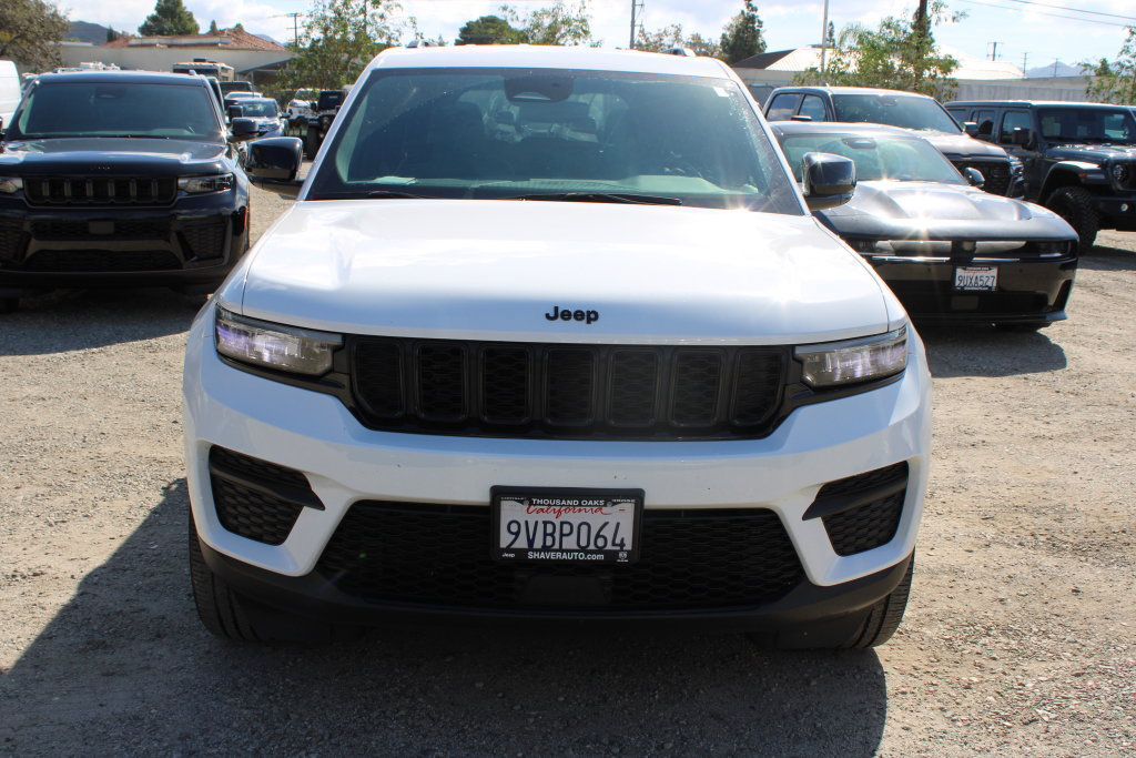 Used 2024 Jeep Grand Cherokee Altitude AWD/4WD image 2