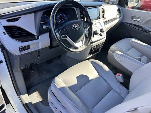 Used 2018 Toyota Sienna XLE Premium image 18