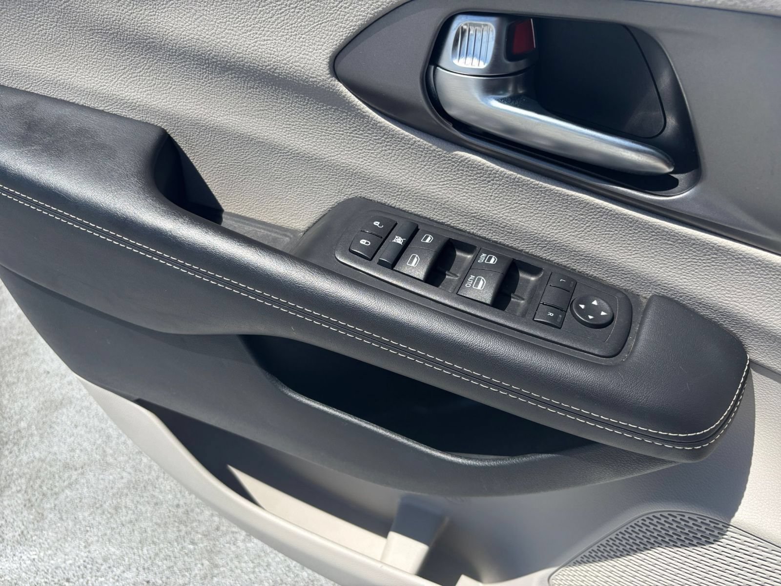 Used 2024 Chrysler Pacifica Touring-L FWD image 18