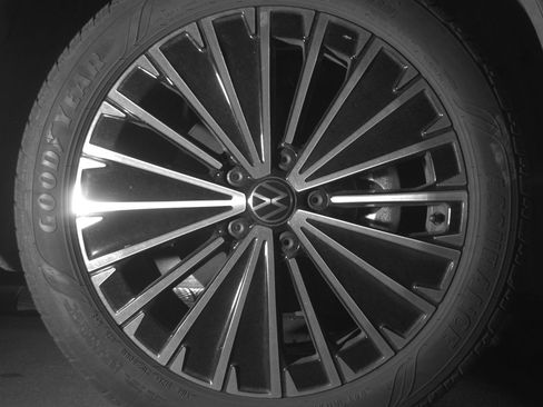 Used 2025 Volkswagen Taos SE image 13