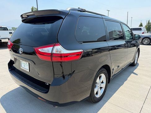 Used 2017 Toyota Sienna LE FWD image 3