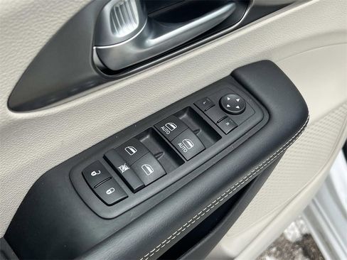 Used 2024 Chrysler Pacifica Touring-L image 14