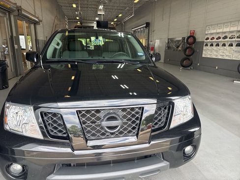 Used 2021 Nissan Frontier SV w/ Midnight Edition Floor Mats RWD image 2