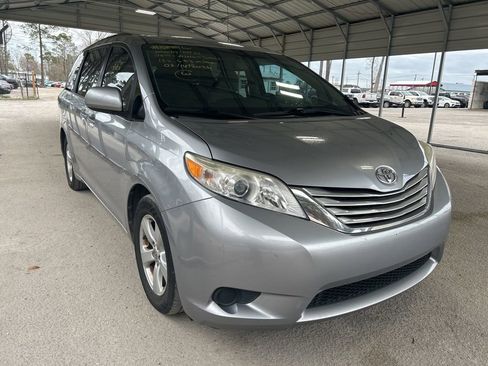 Used 2017 Toyota Sienna LE image 1