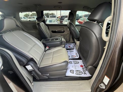 Used 2017 Kia Sedona EX image 12