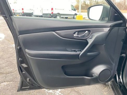 Used 2020 Nissan Rogue SV image 12