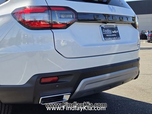 Used 2024 Honda Pilot Touring image 7