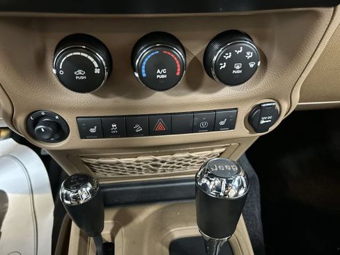 Used 2017 Jeep Wrangler Unlimited Sahara w/ Dual Top Group AWD/4WD image 15
